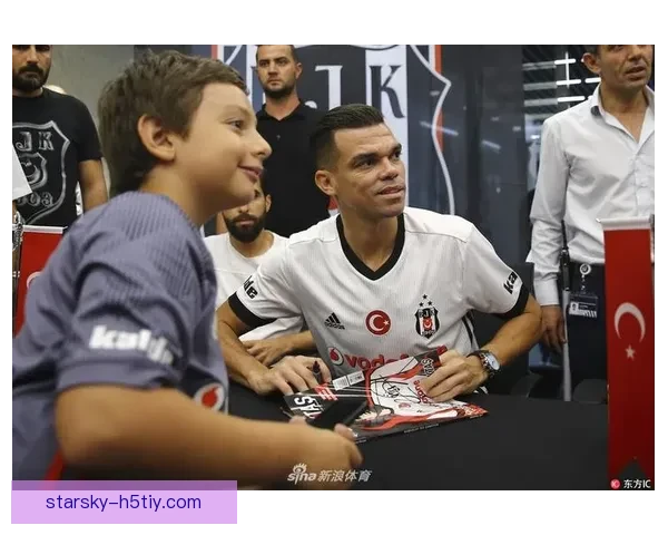 贝西克塔斯球迷见缝插针开合影